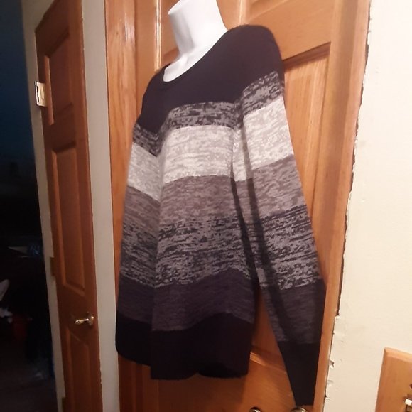 Lightweight Blue and Gray Sweater - Picture 4 of 6